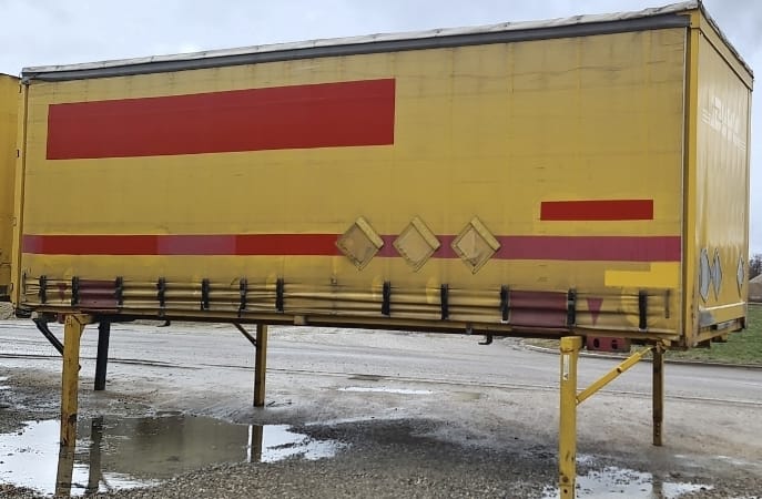 Wechselbrücke seitlich abgestellt